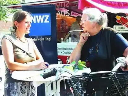 Redakteurin Kerstin Schumann (li.) im Gespr&auml;ch mit Elfriede H&uuml;niken.