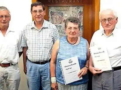 Heino Schmeyer und Ingo Holtz (von links) zeichneten die langj&auml;hrigen VdK-Mitglieder Sigrid J&uuml;nemann und Theodor B&uuml;sing aus.BILD: JENS MILDE