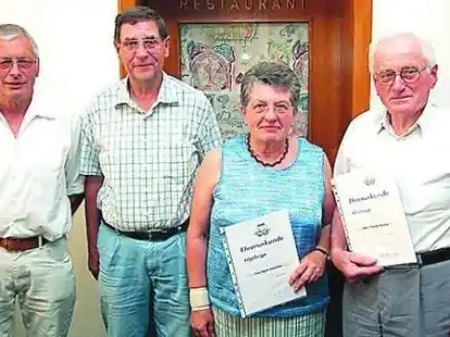 Heino Schmeyer und Ingo Holtz (von links) zeichneten die langj&auml;hrigen VdK-Mitglider Sigrid J&uuml;nemann und Thodor B&uuml;sing aus.