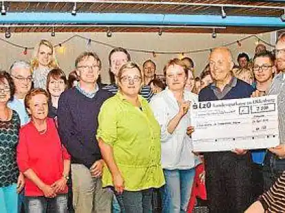 &Uuml;bergabe (von links): Heiko Th&ouml;le mit Scheck, rechts daneben Wilfried Wilken (1. Vorsitzender des F&ouml;rdervereins der Oberschule Ofenerdiek), 1. links neben Th&ouml;le, Tanja Otto (neue Sockenball Organisatorin und Schatzmeisterin des F&ouml;rdervereins der Hauptschule Ofenerdiek), 2. links neben Th&ouml;le, Petra Brundiers (neue Sockenball Organisatorin), und 3. links neben Th&ouml;le Eibe Ruth (Schulleiter).