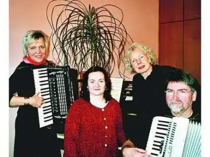 Laden zur &bdquo;Poesie pour la vie&ldquo; ein: Anneli-Sofia R&auml;cker (v.l.), Gabriele Menze, Sylvia Springer und Uwe Meyer. Freitag tritt das Quartett in Bad Zwischenahn auf.