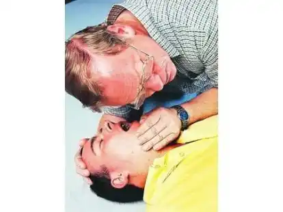 Bei einem Bewusstlosen muss zun&auml;chst die Atmung &uuml;berpr&uuml;ft werden: Hebt und senkt sich der Brustkorb, ist das ein gutes Zeichen.