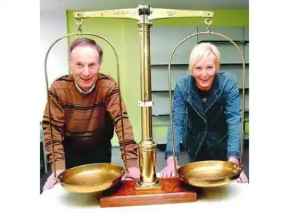 Renke L&uuml;ttke und Ingrid Wilkens er&ouml;ffnen morgen ihren &bdquo;Schn&auml;ppchenmarkt&ldquo; an der Bahnhofstra&szlig;e. Die sch&ouml;ne alte Waage geh&ouml;rt allerdings nicht zum Sortiment.