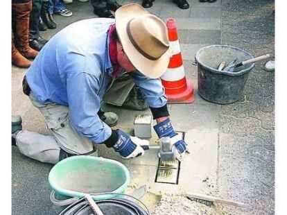 Bildhauer Gunter Demnig l&auml;sst Stolpersteine in den Fu&szlig;weg vor dem Haus in der Dwoberger Stra&szlig;e 104 ein.