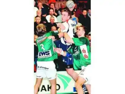 Kraftvoller Einsatz: Wilhelmshavens Frank Habbe (Mitte) kommt gegen zwei G&ouml;ppinger zum Torwurf.