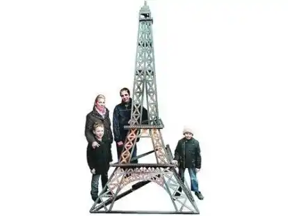 So richtig pr&auml;chtig leuchtet der Turm erst im Dunkeln:  Tatjana Kirchhecker, ihr Sohn Robert (li.) und dessen Freund Mark fanden das Werk von Trevor Brandes (Mi.) bei der &Uuml;bergabe aber beeindruckend.