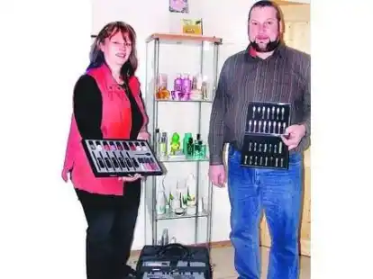 Mit Deko-Koffer und Mini-Parf&uuml;merie bringen Ute Cornelssen und Thorsten Schwiontek Duftendes und Pflegendes an den Kunden.