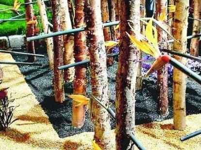 Stangenwald: Beate Hitzmann-Jenicke fand Gefallen an dieser h&ouml;lzernen Gartenkreation.