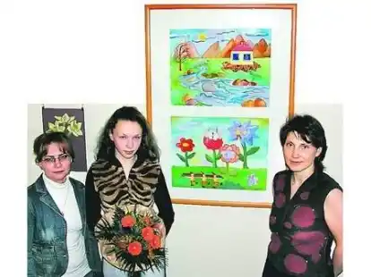 Junge K&uuml;nstlerin: Mutter Anne Ingatenko (links) und die  Heilpraktikerin Nicole Unger (rechts) geh&ouml;rten zu den ersten Besuchern der Ausstellung von Diana Ingatenko.