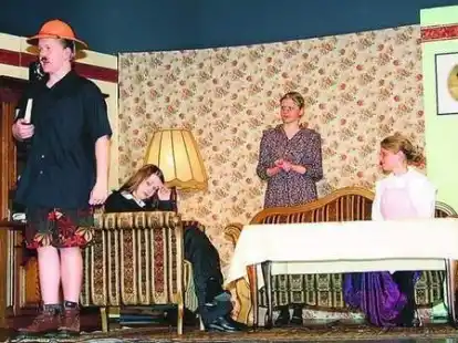 Hendrik Loysa, Nadine Ahlers, Alke Rickels und Katharina Agena (von links) und weitere Sch&uuml;ler ernteten jede Menge Applaus f&uuml;r gekonntes Spiel.