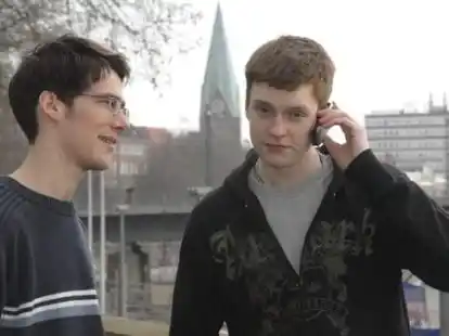 Den Zivildienstleistenden Florian Morgenthal (links) und Jan-Philipp Becker ist es zu verdanken, dass die fl&uuml;chtige Ex-Kundenberaterin gefasst werden konnte.