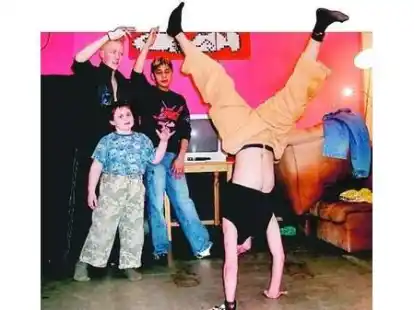 Die &bdquo;Back-Tiger&ldquo; haben richtig Spa&szlig; beim Breakdancetanzen (v.l.): Robin Sackritz, Maximilian Schr&ouml;er, Micky Golling und Timmy Kowalski