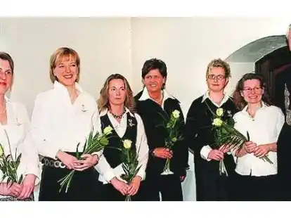 Blumen f&uuml;r die Damen (v.l.): Petra Finkenzeller, Elisabeth G&ouml;rke, Ina Frost, Hilke St&ouml;ver-Wulf, Sandra Kramer und Margret Tsch&ouml;pe mit General Dr. Kian Shahidi.