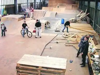 Arbeitseinsatz: Mitglieder des Vereins Backyard bauen die Rampen in der Halle am Bahnhof wieder auf.