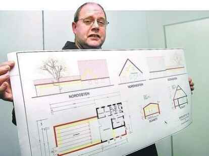 Fritz Luks pr&auml;sentiert die von ihm gefertigte Bauzeichnung. Im April soll mit den Umbau- und Neubauarbeiten der Sch&uuml;tzenhalle in Neus&uuml;dende begonnen werden.  BILD. WOLFGANG M&Uuml;LLER