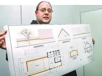 Fritz Luks pr&auml;sentiert die von ihm gefertigte Bauzeichnung. Im April soll mit den Umbau- und Neubauarbeiten der Sch&uuml;tzenhalle in Neus&uuml;dende begonnen werden.  BILD. WOLFGANG M&Uuml;LLER