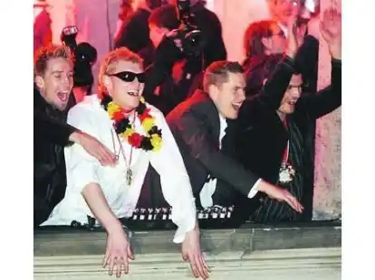 Johannes Bitter (2.v.l.) und seine Mannschaftskollegen feierten am Sonntag mit 10 000 Fans in K&ouml;ln. Auf dem Rathausplatz dabei waren auch seine Eltern aus Zetel.