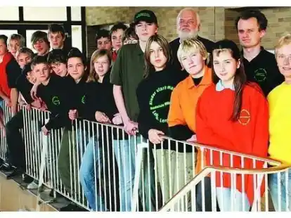 Schicke Shirts f&uuml;r Sch&uuml;ler und Lehrer: Barbara Menke, Jan P&ouml;ssel und Schulleiter Steffen Akkermann (hintere Reihe, v.r.) mit der komplett ausgestatteten Realschulklasse 8b.