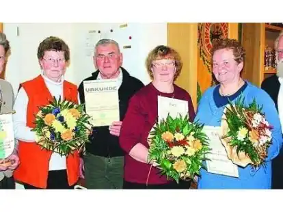 G&uuml;nther Eilers (links) und Alwin T&ouml;nnies (rechts) zeichneten die langj&auml;hrigen bzw. verdienten Mitglieder  aus (von links): Margret Wempen und Friedhelm Teichmann, Hannelore Eilers und Gertrud Wempen.