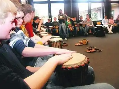 Unter Anleitung des Angolaners Alexandre Kukele (im Hintergrund) trommelten die Sch&uuml;lerinnen und Sch&uuml;ler der Haupt- und Realschule, was das Zeug hielt.