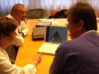 Dr. Johann B&ouml;hmann und Dr. Maria Stroh leiten das Projekt. Michael Blenkers (r.) geh&ouml;rt zu den vier Pflegekr&auml;ften, die die Daten der Verletzten am Laptop eingeben. BILD: WOLFGANG LOEST