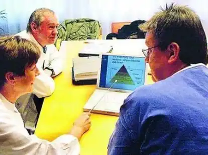 Dr. Johann B&ouml;hmann und Dr. Maria Stroh leiten das Projekt. Michael Blenkers (r.) geh&ouml;rt zu den vier Pflegekr&auml;ften, die die Daten der Verletzten am Laptop eingeben.