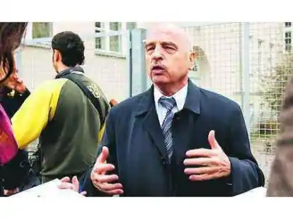 Ratlos: Berlins Schulstadtrat Wolfgang Schimmang vor der R&uuml;tli-Hauptschule im Berliner Bezirk Neuk&ouml;lln.