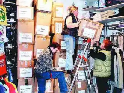 Das Team des &bdquo;Mode Journal&ldquo; musste kr&auml;ftig zupacken, um alle Kartons f&uuml;r Pakistan unterzubekommen: (v.li.) Anja Goldschweer, Petra Richter und Gesche Preu&szlig;.