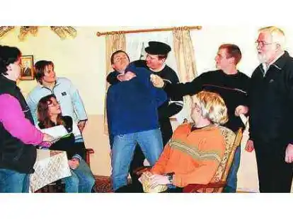 Obwohl der Heilige Petrus Urlaubsscheine ausstellt, geht es bei &bdquo;Petrus gifft Urlaub&ldquo; manchmal recht handgreiflich zu. Die plattdeutsche Kom&ouml;die hat am 11. Februar auf Grummers Diele Premiere.