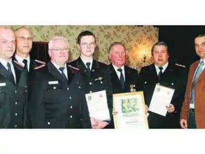 Horst Sch&uuml;tte (5.v.l.) wurde f&uuml;r   50-j&auml;hrige Mitgliedschaft in der Freiwilligen Feuerwehr Brettorf ausgezeichnet. &Uuml;ber eine Bef&ouml;rderung freuten sich Martin Einemann (4.v.l.) und Andreas Reese (6.v.l.).  Ortsbrandmeister J&uuml;rgen Schnier, Kreisbrandmeister Andreas Tangemann, Gemeindebrandmeister Gerd R&uuml;debusch (von links) und K&auml;mmerer Ingo Fichter (rechts) gratulierten.