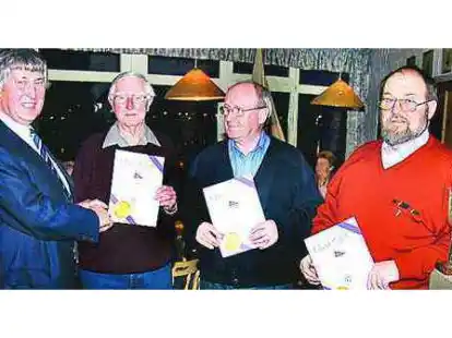 WSV-Chef Alfred Rausch ehrt Erwin Dirks, Johannes Kr&uuml;tzkamp und Dieter Kr&uuml;tzkamp f&uuml;r 40-j&auml;hrige Vereinszugeh&ouml;rigkeit (v.l.).