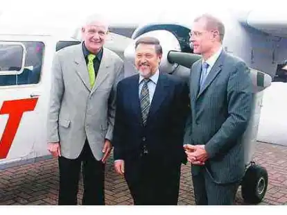 Auf dem Flughafen Luneort stellten (von links) Reinhold Beekhuis, Bernd Sahr und Rolf Ahlers das neue Angebot vor.  Zwischen April und Oktober fliegt die OLT regelm&auml;&szlig;ig Westerland auf Sylt an.