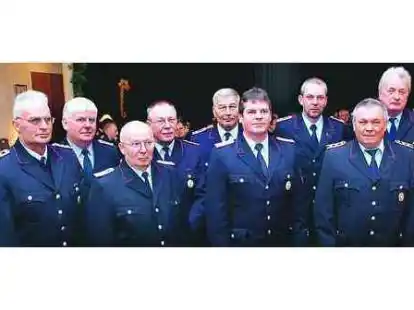 Langj&auml;hrige Mitglieder der Feuerwehr sind (von links) Gerd Bruns (40 Jahre), G&uuml;nther Horstmann (40), Otto zur M&uuml;hlen (40), Uwe Schicke (40), Heinz Meyer (40), Frank Sichau (25), J&ouml;rg Plump (25), Heinz Hahnel (40) und Dietmar Volkens (40). Es fehlt Rudi Hoyer (50 Jahre).  BILDER (2): MILDE