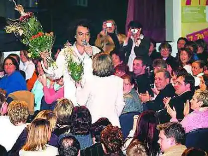 Philip Kirkorov sucht den Kontakt zu Publikum und genie&szlig;t das Bad in der Menge. Die Blumen von seinen Verehrerinnen nimmt er dankend und mit einem L&auml;cheln entgegen.