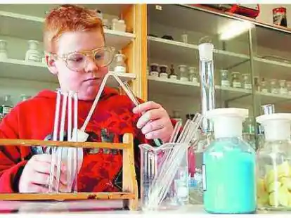 Volle Konzentration: Thormin Stiegler (11) wei&szlig;, wie er mit Reagenzgl&auml;sern und Chemikalien umgehen muss. Er hat am Sch&uuml;lerwettbewerb &bdquo;Das ist Chemie&ldquo; teilgenommen.