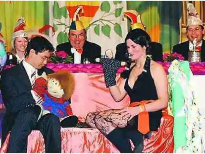 Auf dem Pop-Sofa musste sich der neue Deichgraf Philipp R&ouml;sler gegen und &bdquo;Luder&ldquo; Sonja Hillen behaupten.