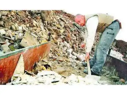 Noch ist es ein Berg, bald vielleicht eine neue Stra&szlig;e in der Stadt: Das Oldenburger Unternehmen Rolfes in Tweelb&auml;ke nimmt &ndash; wie BRO am Osthafen &ndash; den Bauschutt auch von Privatleuten an, s&auml;ubert und verarbeitet ihn in der Brechanlage weiter.