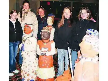 Vollendung nach vier Jahren: Die Konfirmanden (v.l.) Ramona Schipper, Christina Christophers, Ulrike de Buhr (Kunstschule), Rieke Brendel und Lisa Joana Lehmann mit ihren Heiligen Drei K&ouml;nigen f&uuml;r die Stadtkirche.
