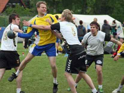 Rund 600 Handballer aus 63 Mannschaften nutzten das 66. Pfingstturnier der HSG Neuenburg/Bockhorn auf der Urwaldkampfbahn in Neuenburg zum sportlichen und feucht-fr&ouml;hlichen Ausklang der Saison.