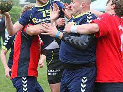 Voll zur Sache ging&rsquo;s nicht nur bei den M&auml;nnern der HSG Neuenburg/Bockhorn (rote Trikots) und von &bdquo;Los Mercenarios&ldquo;.