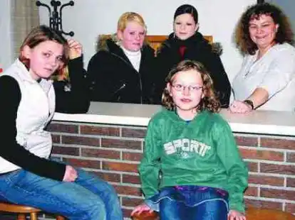 Denise Tasto, Alina Topp, Stephanie Heinisch, Lea Tasto und Ute Tasto (von links) treffen sich im neuen &bdquo;M&auml;dchencafe&ldquo;.