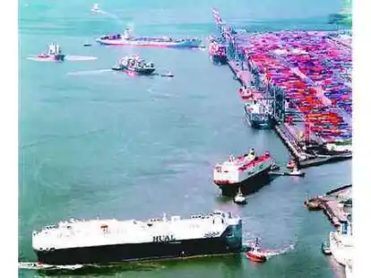 Gro&szlig;e Container-Schiffe brauchen vor dem Terminal in Bremerhaven zus&auml;tzlichen Platz, um unabh&auml;ngig von der Tide wenden zu k&ouml;nnen.