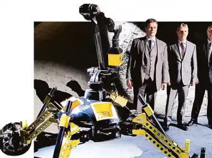 Mit Weltraumroboter (von links): DFKI-Direktor Professor Frank Kirchner, Sven Halldorn (Bundeswirtschaftsministerium) und Bernd Sommer (DLR-Raumfahrtmanagement)