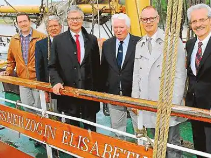 An Bord der &bdquo;Gro&szlig;herzogin Elisabeth&ldquo; trafen sich zur Spenden&uuml;bergabe (von links) Johannes Reifig, Heiko Amelsberg, Reinhard Nannemann, Horst Werner Janssen, Matthias Osterhues und Harald Lesch.