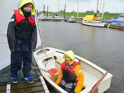 Wasser von oben und von unten: Die Jugendwassersportler durften zum Jubil&auml;um ebenso wie die Wasserretter der DLRG (ovales Bild) ihr K&ouml;nnen zeigen.
