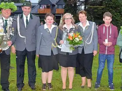 Neues K&ouml;nigshaus: (von links) Uwe Bitter, Sch&uuml;tzenk&ouml;nig Niels W&uuml;lfers, Lars Gillerke, Simone Prei&szlig;, K&ouml;nigin Sabrina Bruns, Helma Lange, Julius Winkler, Kinderk&ouml;nigin Sandra Klitte-Ehlers und Martino D&uuml;&szlig;mann