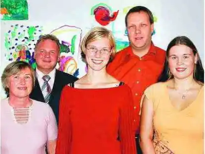 Uschi Evers, Thomas Br&uuml;ckmann, Antje Hilker, J&uuml;rgen Warns und Stefanie Hellwig (v.li.) freuen sich &uuml;ber den gelungenen Start der Nachmittagsgruppe im Kindergarten Gro&szlig;enmeer.