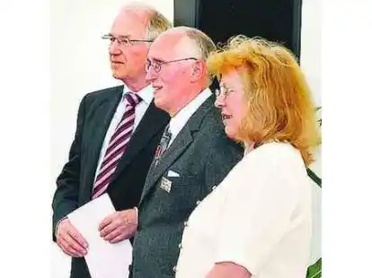 Viel Lob erhalten: (v.r.) Hanna und J&uuml;rgen Hasselberg, hier mit Herbert Dirksen vom Mittelstand D&ouml;tlingen