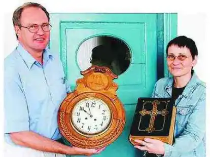 Marlis Bremer, geborene Tattje, &uuml;bergibt Exponate aus dem Familienbesitz an Museumsleiter Manfred Sell.