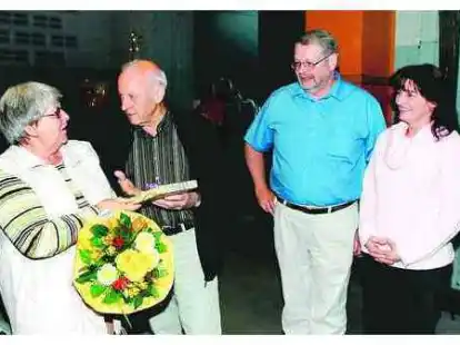 Einen Dank an Helga Dobberstein sagten Wolfgang Busch, Rolf Heeren und Anke Carstens (von links). Die Ehrenamtliche hat 30 Jahre lang f&uuml;r die Johanniter Ferienpass-Veranstaltungen betreut.